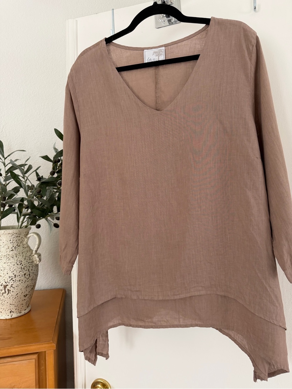 La Faysun Linen Relaxed V-Neck Women’s Top in Taupe size L